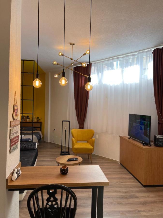 Ora-Prn, Studio Apartment In The City Centre Priština Exteriér fotografie